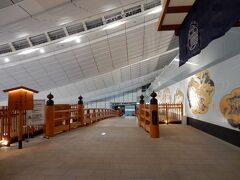 「はねだ日本橋」です。
全長約25.5m、幅約4mあり、吉野産の檜を使い、幅・長さ共に19世紀前半の「日本橋」が約2分の1のサイズで再現されています。

右側の壁の絵は、国立歴史民俗博物館所蔵の「江戸図屏風」から江戸の各名所を取り上げ、江戸の町の賑わいの様子を陶板壁画で表現しているそうです。