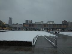 今回の舞台は、平和記念資料館です。
展示は、巨大な写真パネルから始まります。