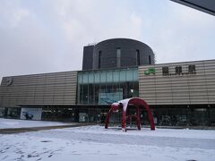雪の函館駅へ。