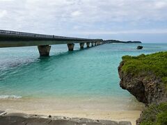 池間大橋に行ってみよう
橋のたもとの公園から
明るい透き通ったベビーブルーの海が広がっている