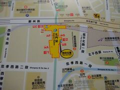 　長春市場から約450ｍのMRT南京復興駅から、九分に行くためMRT北門駅に移動(写真はバス停の位置です)。　今までは九分・金瓜石に行くには、MRT忠孝復興駅から基隆客運バスの1062系統で行くか、台湾鉄道＋バス(orタクシー)と初めからタクシ－で行くしか方法はありませんでした。しかし2018年に、北門駅の地上にあるバス停から、九分・金瓜石に行ける965番高速バスが開通したようで、今回はその965路線のバスで九分を目指します。