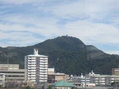 岐阜城
JR岐阜駅に到着する直前に金華山と岐阜城が見えた。