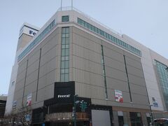 かつての丸井今井旭川店は、
「Feeeal旭川」として営業しています。

丸井今井旭川店は1897年に開業。
長く旭川を代表する百貨店でしたが
2009年に約112年の歴史に幕を下ろしました。

当時は西武が一番店だったので
丸井今井が閉店しても
影響は少ないと考えて閉店したのではいでしょうか。

西武まで閉店するとは考えていなかったはず。
それによって北海道第二の都市から百貨店がなくなっちゃいました。