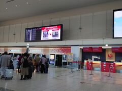 ホテルをチェックアウトして、近鉄バスセンターへ。ホテルと直結なので、移動が楽です。伊丹空港行きに乗車。
新しくなった大阪国際空港(伊丹空港)です。