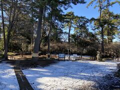 駅から数分歩くと宝来公園という公園に着きました。
日が当たっていないところには雪がうっすら積もっていました。