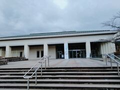 神社の脇の坂をのぶっていくと右手にあるのが石川県立美術館。
午後からミュージアムめぐりをしましたが、残念ながらここは行きそびれてしまいました。