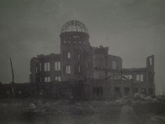 原爆ドーム
産業奨励館の壁は半分以上が失われ、原爆ドームとして残っています。