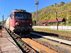 13:26発のブラショフ行きの列車が入ってきました。

このホームでシビウであったマレーシア人の一人旅女性と再会。
お互い手を振り合っていました。

ブラショフ編へと続く…。