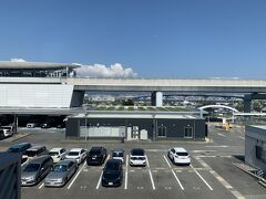 神戸市街に向かうポートアイランド線。
その向こうに、神戸スカイブリッジも見える。