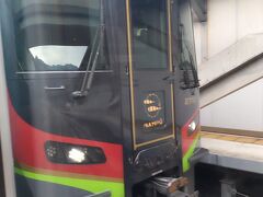 阿波池田駅停車。岡山駅行き特急南風とすれ違います。