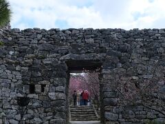 八重岳より10kmほど、
やっと今帰仁城に到着です。

平郎門を通り中へ入ります。