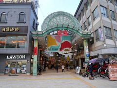 道後温泉本館へと続く商店街『道後ハイカラ通り』