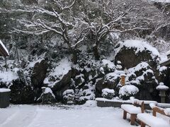 西行水。
西行法師にまつわる伝説が残る醒井の湧水。
雪が積もってて近くまで行きませんでしたが、なーんだ、飲用できないのか。