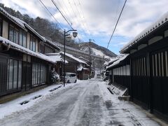 醒井宿の街並み。
積もった雪がカチカチに凍ってます。