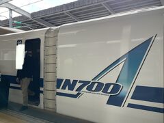 サイコロきっぷは大阪市内からなので、自宅最寄駅から新大阪までは別に切符を購入。
新大阪駅のみどりの券売機で今回の旅のきっぷ（大阪市内⇄出雲市駅の乗車券と新幹線・特急の指定券往復分）を発券。
まずは新大阪～岡山まで新幹線で移動。