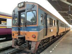 始発駅なので、すでに数台の列車が待機中です。