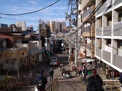 朝倉彫塑館を出て、谷中銀座のほうへ歩いて行きます。

おぉ、これが「夕焼けだんだん」なのね。
