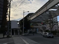 歩いて美栄橋駅まで行き
ゆいレールに乗ります。