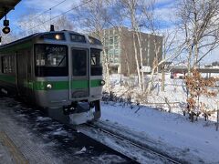 3両編成の千歳線。線路にも雪！