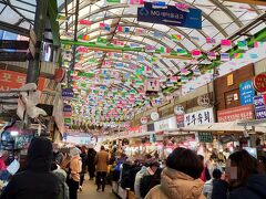 《広蔵市場》

広蔵市場は結構な賑わい。
さっきまでの免税店とは天と地の差だ。

我が家の目的はうまいもん通りではない。