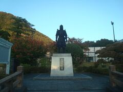 吉川経家公銅像を通り過ぎます。
