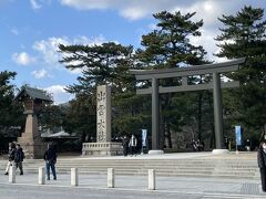 駅を出ると参道で、しばらく歩くとすぐに出雲大社の鳥居が見えてきました。
さすが貫禄の佇まい。いつか行けるだろうと思いながら時が過ぎてましたが、やっと来ることができました。
縁結びの神様ということで若い方が多かったかな。外国人もたくさんいました。