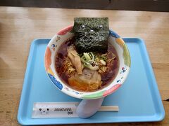 お腹が空いてきたのでお昼にします。
あざらし館2階中央売店横の中央食堂で旭川しょうゆらーめんをいただきます。
海苔にアザラシの顔がプリントされてて可愛い。
でも、この海苔は早いうちに片付けないと（食べてしまわないと）くしゃくしゃになって悲惨なことになるのでご注意を。
ラーメン美味しかったです。身体が温まりました。