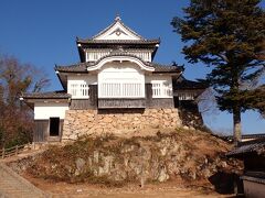 登城いたします。

備中松山城の歴史は鎌倉時代に大松山に砦が築かれたことから始まります。
その後現在の地小松山へ移動し現在の形に。
秋葉氏・三村氏のあと毛利氏の拠点になります。
このころには天守や石垣を備えた近世城郭の形になったようです。
江戸時代は徳川幕府の支配下におかれ
備中奉行として赴任した小堀氏により修改築が開始され
それを引き継いだ水谷氏が１６８１年ごろから現在の形に大修築しました。
明治になっての廃城令では山麓の藩主の館などは破壊されましたが
天守・櫓・門などは山上に合って不便なため破壊を免れました。
その後荒れるに任せていましたが昭和初期に市民の熱意で「昭和の大改修」が行われ今の姿になりました。

櫓や土塀に囲まれた本丸内の天守。
木造本瓦葺きで二層二階の建物。
