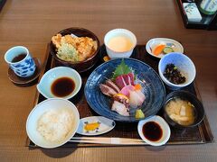 せっかくなので名物を食べたいな～と、とり天の付いたセットにしてみました。
とり天はサクサクで美味しかった～！
刺身も身がしっかりとしていて歯ごたえがあり美味しかったです。