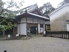  松尾の丸は大手門と同様に昭和54年に建てられ、江戸時代初期の御殿を参考にして建てられています。