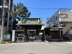 泉岳寺にやってきました。

まず、中門をくぐります。中門は江戸時代、天保７年の建設です。

門を入ると右手にはお土産物屋さんが並んでいました。