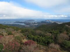 金剛證寺の本堂へは後で寄ることにして、奥之院から車道を歩いて朝熊山山頂展望台へ。鳥羽方面がよく見える。条件がいいと富士山も見えるらしいが、この日は見えず。