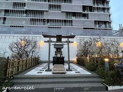 そんなことを思いながら、3階の遊歩道を歩いていると、「出雲神社」を見つけました。
「出雲大社」と何か関係があるのかしら？と思いつつ、お参り。

後で調べたところ、ラゾーナ川崎は東芝川崎事業所の跡地に建てられていて、こちらの「出雲神社」は、大正時代に「出雲大社」から分祀され、ずっと東芝川崎事業所内に祀られてい神社なのだそうです。
ラゾーナ川崎建設に伴い、この一角で祀られているとのこと。

そんな経緯があったなんて、お参りしなければ気づきませんでした。