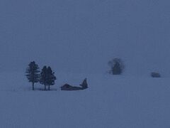 雪降る夕闇迫る赤い屋根の丘です。
除雪の雪が高く積み上げられていたので、
左側のドアを開けて、
ヤリスクロスのサイドステップに立ちあがって、
両手を伸ばしての撮影でした。
現在17時で、かなり暗いです。