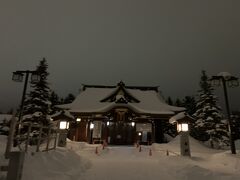 美瑛神社でお天気祈願です。
昨年は真っ暗でしたが、
積雪のおかげでしょうか、
夜のわりに明るいです。
では、白金に向かいます。