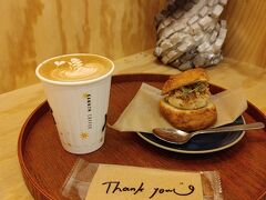 2種のチーズとメープル胡桃のスコーンサンド
カフェラテ（HOT)　TOTAL￥1,050

さっきはアイス飲んだから、今度はホットのラテを頂きました。
広い店内ですが席はほぼ埋まっていました。人気店ですね。
スコーン、リベイクして貰えたのかな？
美味しかったけど、リベイクした方がもっともっと美味しかったと思う。
