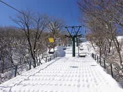 御在所岳山上観光リフト
左右に木は生えてるものの、正面からの風が強くてとにかく寒かったです