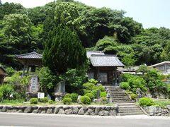 次に向ったのは、県道652線沿いにある「成佛寺」
六郷満山霊場22番札所に指定されている天台宗のお寺です。
集落の一角にある小さなお寺ですが、寺名は奥の院の岩屋に龍を封じ込めて成仏させたという伝説から付けられたそうです。