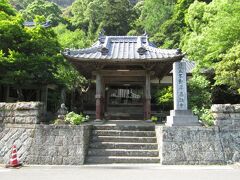 予定を変更し、次に向ったのは県道654号線沿いにある「無動寺」
718年開基、六郷満山の中山本寺の一つで、13番札所に指定されている天台宗のお寺です。
道路脇にある山門のすぐ先に本堂が見え、その先は岩山なので一見こじんまりしたお寺のように見えますが、最盛期には60近い伽藍と末寺が12坊あった大寺だったそうです。