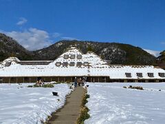 入口。
観光雑誌には、春夏のグリーンの景色が多いけど、
雪もいいですねぇ～。
