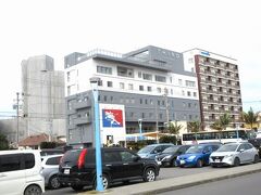 ターミナルの前は、「THIRD石垣島」と「南の美ら花 ホテルミヤヒラ」の２つホテルが仲良く並んでいます。
「THIRD石垣島」は新しくて立派でひときわ目立つ。

ホテルククルに荷物を預けて街歩き。
