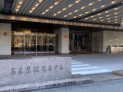 宿泊先に荷物を預けます。