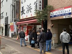 暖かいものを食べようと長浜ラーメンの有名店の前まで来ましたが、腹が空かない‥。
スタバでパン食ったのが余計でした。