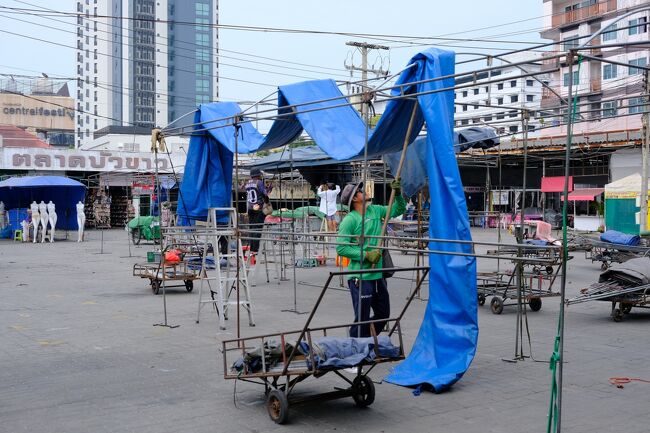 ２月3日(金)　12:57 　ソイブァカーオ通りRコン近くの市場(衣料品売り場)<br />毎日、昼過ぎになると作業員が５人ほどでテントを張りますが一人一人が別々のテントを張っています．．．皆で協力して張れば楽なのにと思いますがねぇ～