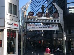 川崎駅前にもどってきました。こちらは仲見世通り。飲み屋がたくさんあり、昼間は逆に静かな商店街。