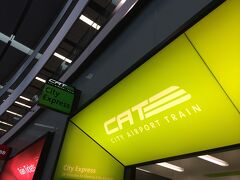 エアポートトレインで市街へ向かいます。この写真はおそらく空港駅か、中央駅かのどちらかです。