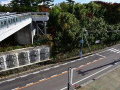 秋田城
秋田城のある丘の下にある車道。
本来はここも丘で、秋田城の遺構がある筈だったが、明治以降の道路開発で丘が削り取られ、遺構が破壊されてしまった。