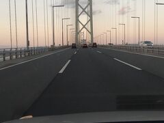 夕刻の明石海峡大橋を渡って淡路島から垂水に戻ります。
本土（？）に戻る時には少し渋滞してました。