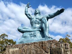 平和公園・平和祈念像

公園の奥にある平和祈念像は、長崎県出身の彫刻家である北村西望氏による作品です。
像の高さは約9.7メートル、そして重さ約30トンの青銅製であり、台座の裏側には「右手は原爆を示し、左手は平和を、顔は戦争犠牲者の冥福を祈る」という作者の言葉が刻まれています。

