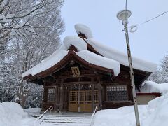 深川神社も雪が深いです。